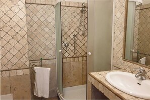 Rainfall showerhead, hair dryer, bidet, towels