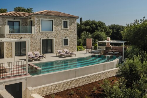 BRANDNEU: Majestic Stone Villa, privater Pool mit Meerblick