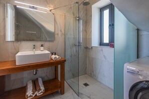 Douche, séchoir à cheveux, serviettes fournies, savon