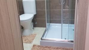 Toalhas de banho, sabonete, shampoo, papel higiênico