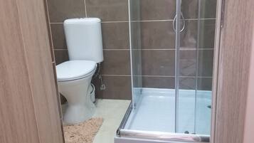 Asciugamani, sapone, shampoo, carta igienica