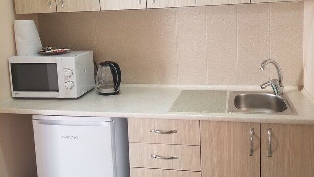 Geladeira, micro-ondas, chaleira elétrica