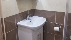 Toalhas de banho, sabonete, shampoo, papel higiênico