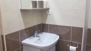 Asciugamani, sapone, shampoo, carta igienica