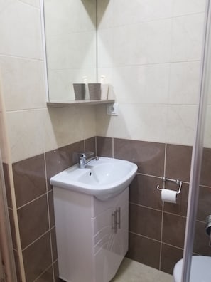 Asciugamani, sapone, shampoo, carta igienica