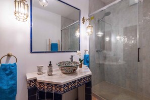 Kombination af bruser/badekar, hårtørrer, bidet, håndklæder