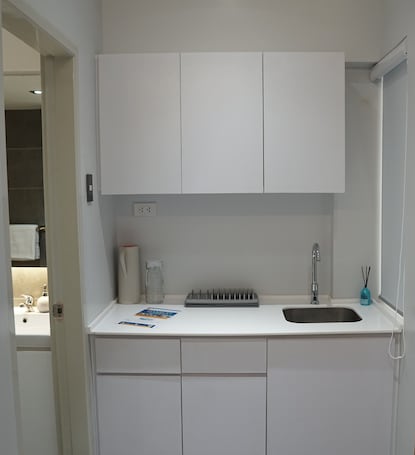 Microondas, utensilios de cocina. Radlett Residences