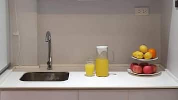 Microwave, cookware/dishes/utensils