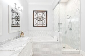 Bathtub, hair dryer, towels - 2 Bedroom Beach Front Condo (Destin)