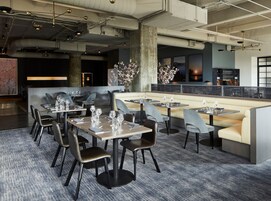 2 restaurantes; se sirve desayuno, almuerzo y cena; cocina americana