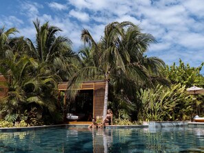 A pool surrounded by palm trees and a wooden structure. - Fairmont Heritage Place Mayakoba (Playa del Carmen)