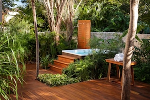 Couples treatment rooms, sauna, steam room, body treatments