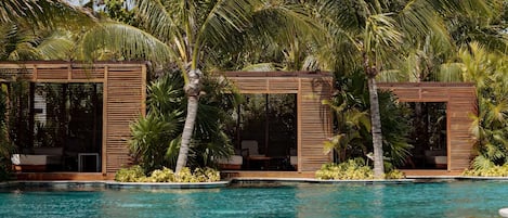 8 restaurantes; se sirve cocina mexicana