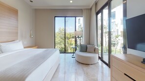 3 bedrooms, premium bedding, free minibar items, in-room safe