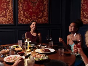 8 restaurantes; se sirve cocina mexicana 