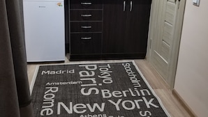 Una cocina compacta con microondas, tostadora y pileta.