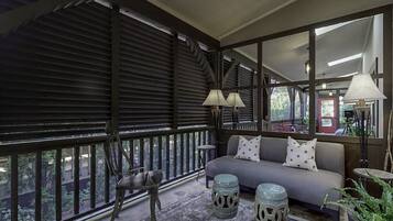 Smart TV, fireplace, stereo