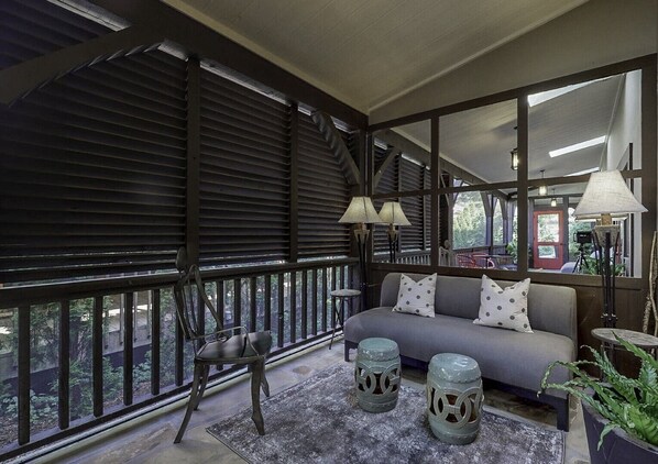 Smart TV, fireplace, stereo - 488 Main Street - Luxury in-town Apartment (Highlands)