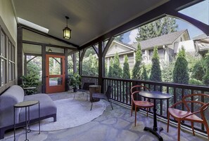 Property grounds - 488 Main Street - Luxury in-town Apartment (Highlands)