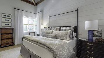 3 bedrooms, desk, iron/ironing board, free WiFi