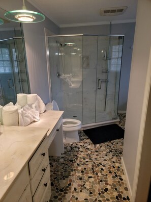 Tina con regadera, tina de hidromasaje, secadora de cabello, bidet 