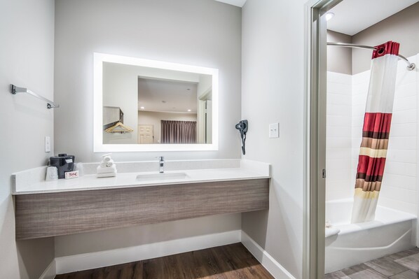 Habitación Deluxe, no fumadores (One King Bed/One Queen Bed) | Baño | Artículos de higiene personal gratuitos, secador de pelo y toallas