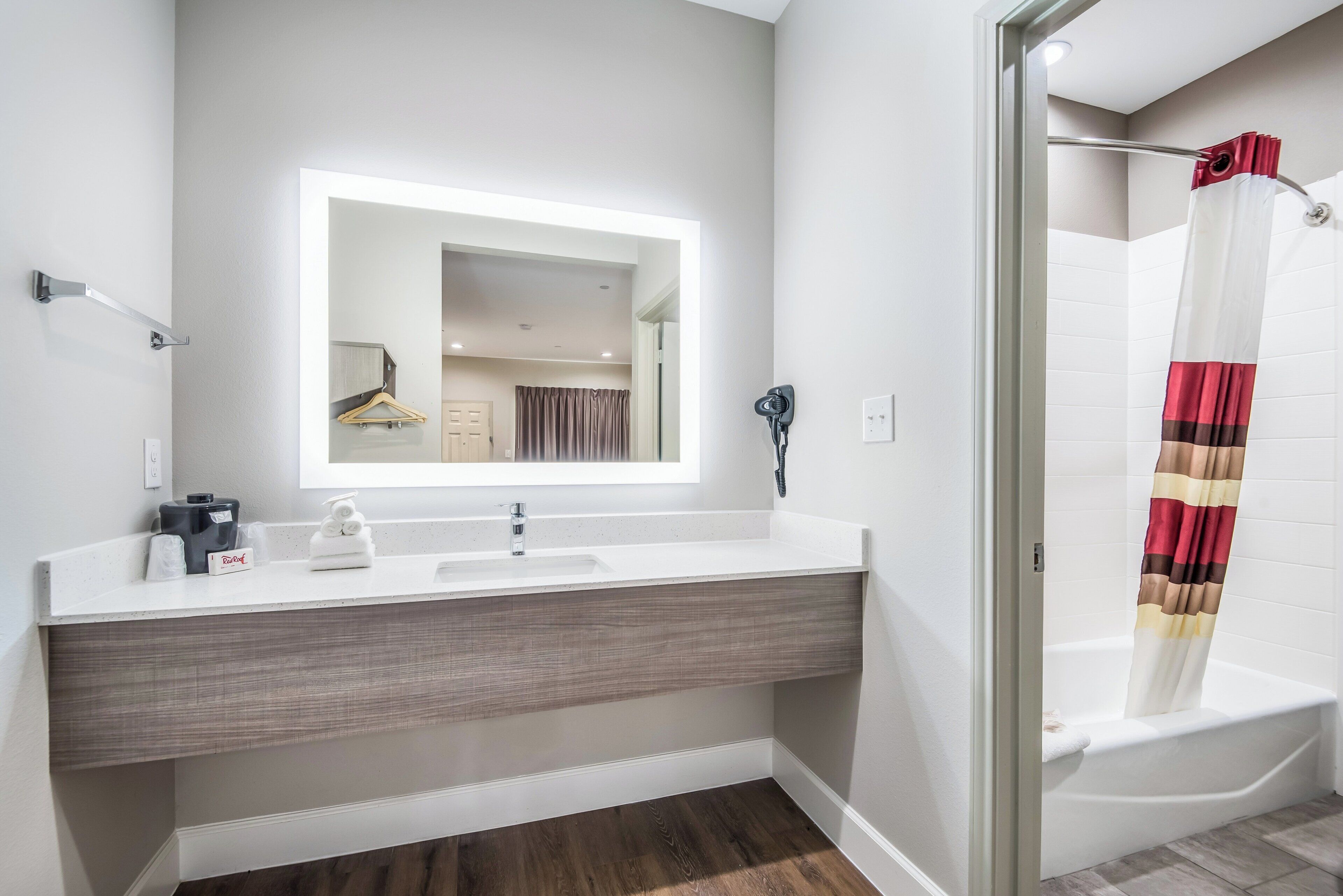 Deluxe Room, Non Smoking (One King Bed/One Queen Bed) | Bathroom