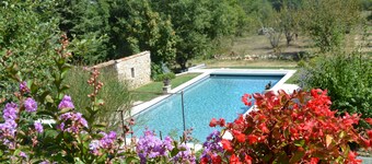 In the heart of the Grand Luberon, independent gite, beautiful swimming pool, calm