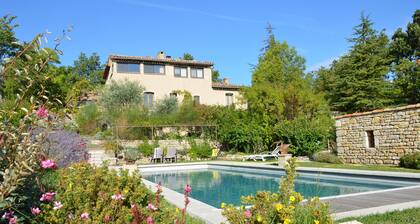Au cĆur du grand Luberon, gĂźte indĂ©pendant, belle piscine, calme