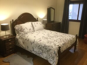 3 habitaciones, tabla de planchar con plancha, wifi y ropa de cama 