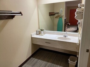 Bathroom sink - Ashwood Inn & Suites (Rome)