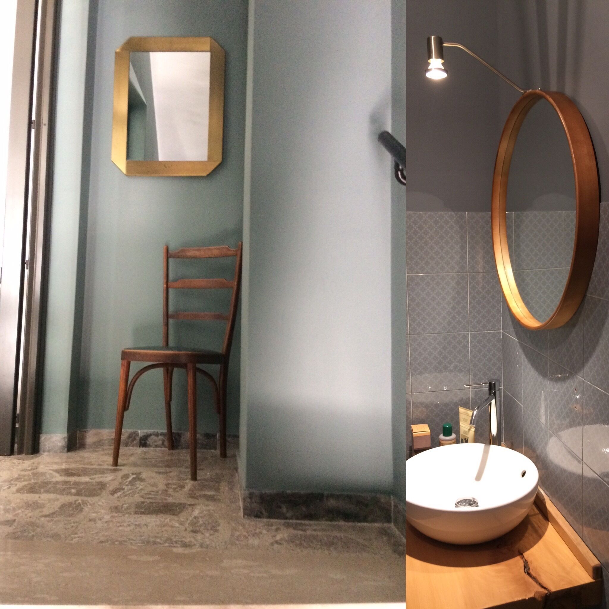 Un bagno con una sedia di legno, uno specchio rotondo e un lavandino bianco.
