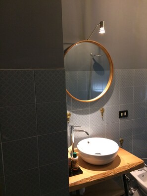 Bruser, gratis toiletartikler, hårtørrer, bidet