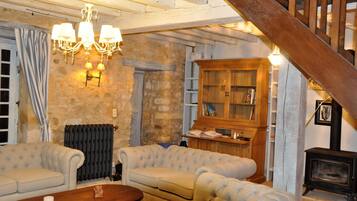 Televisie, een open haard, een dvd-speler en boeken