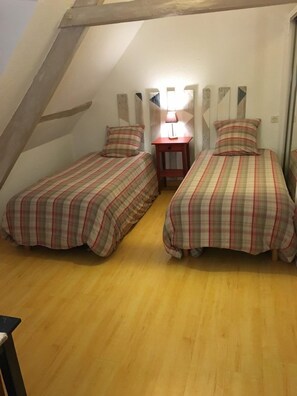 2 bedrooms, iron/ironing board, WiFi, bed sheets - Penty Yves in a 17th century Métairie Bretonne *** for 4 people (Crozon)