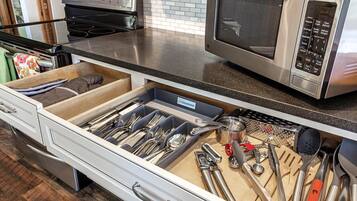 冰箱、微波炉、烤箱、炉灶