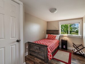 4 habitaciones, escritorio y tabla de planchar con plancha 