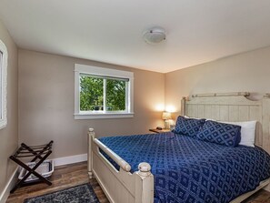 4 bedrooms, desk, iron/ironing board, travel cot