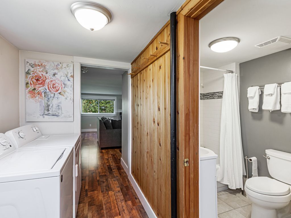 Kombinert dusj/badekar, hårføner, håndklær og såpe