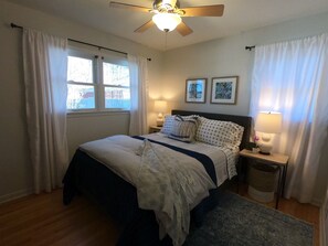 3 bedrooms - 3-BR Clean, comfortable, walk to Big House & more (Ann Arbor)