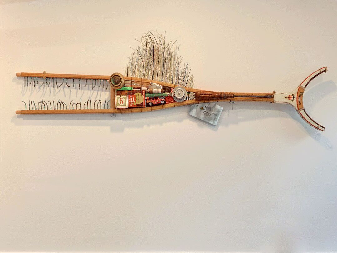Eine einzigartige Skulptur mit Holzsockel, einem roten und grünen Fahrzeug und einem Kreissägeblatt.