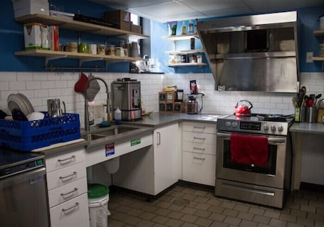 Full-size fridge, microwave, oven, stovetop