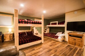 5 bedrooms, iron/ironing board, free WiFi, bed sheets