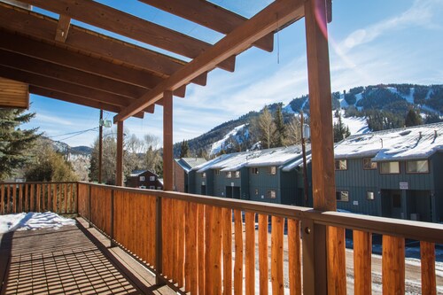 Wonderful, family friendly 5 Bedroom Cabin in Downtown Red River!