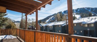 Magnifique chalet familial de 5 chambres au centre-ville de Red River!