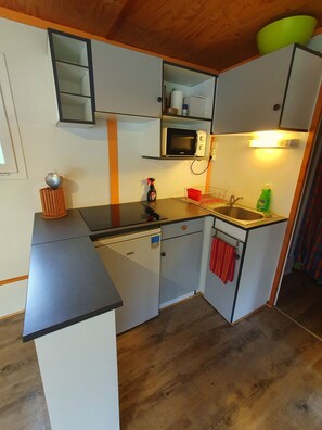 Réfrigérateur, micro-ondes, plaque de cuisson, cafetière/bouilloire