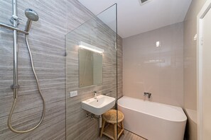 シャワー付き浴槽、ヘアドライヤー、タオル、石鹸