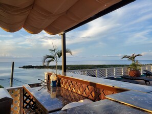 A terrace with a view of the sea, a sink, and a potted plant. - Villa Isabella with Ocean View (Discovery Bay)