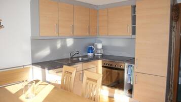 Fridge, oven, stovetop, coffee/tea maker