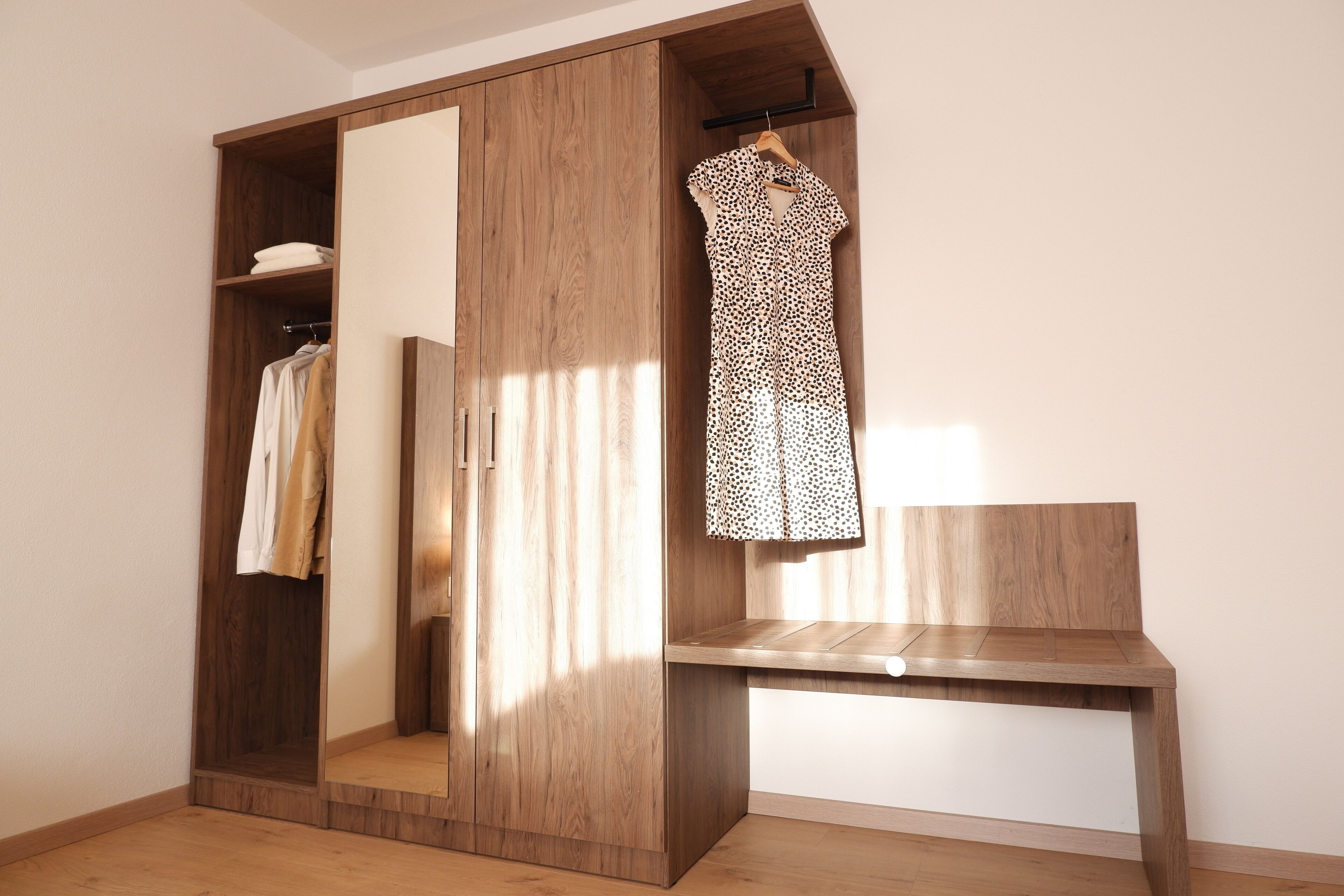 布置獨特、書桌、筆電工作空間、遮光布/窗簾